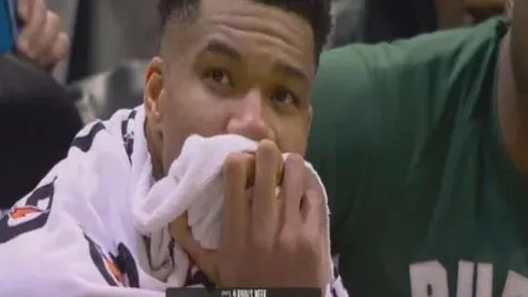 “埃弗顿名将半场肘击曼联球员遭B费质问，回应引发网友热议”